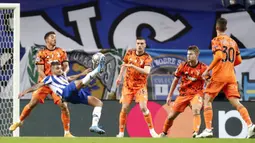 Pemain FC Porto Jesus Corona (kedua kiri) melakukan tembakan ke gawang Juventus pada leg pertama babak 16 besar Liga Champions di Stadion Dragao, Porto, Portugal, Rabu (17/2/2021). FC Porto menang 2-1. (AP Photo/Luis Vieira)