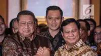 Ketum Partai Demokrat Susilo Bambang Yudhoyono (kiri) salam komando dengan capres nomor urut 02 Prabowo Subianto usai menggelar pertemuan di kawasan Mega Kuningan, Jakarta, Jumat (21/12). Pertemuan membahas Pemilu 2019. (Liputan6.com/Faizal Fanani)