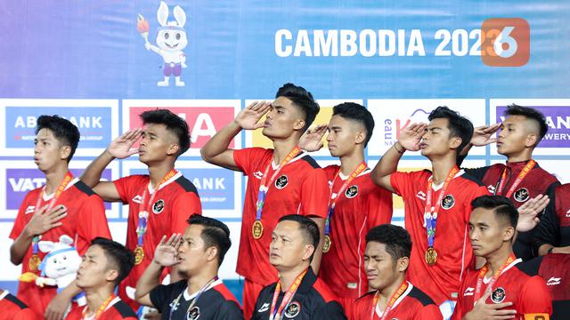 Foto: Membanggakan, Momen Timnas Indonesia U-22 Merayakan Medali Emas SEA Games 2023 di Podium