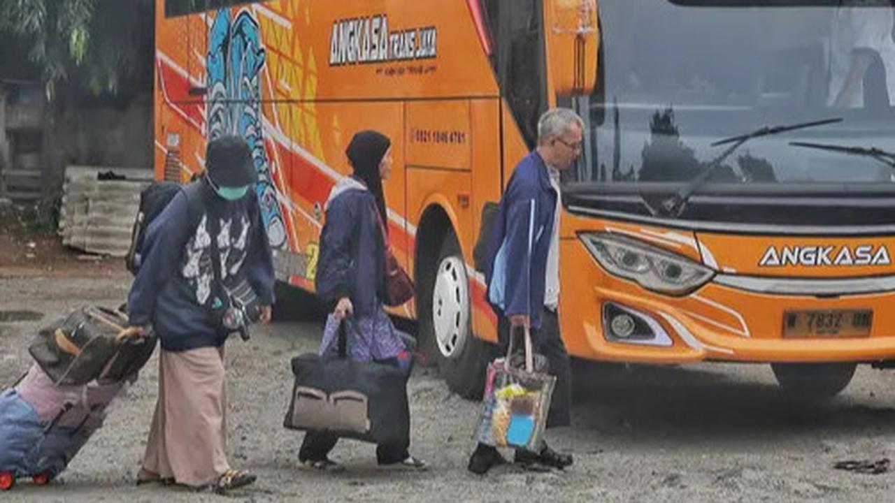 FOTO: Suasana Terminal Bayangan Pondok Pinang Jakarta Mulai Dipadati Pemudik Jelang Lebaran 2025