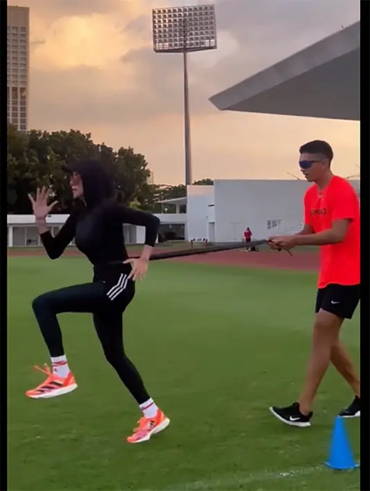 "Larinya aku baru aktif tiga bulan belakangan ini, tapi sebenernya udah mulai coba dari Februari dan Maret. Terus April sampai Juni mulai tuh lari beneran. Itu yang udah (turun) 10 kilo," kata perempuan berusia 43 tahun ini. [Instagram/ollaramlan]