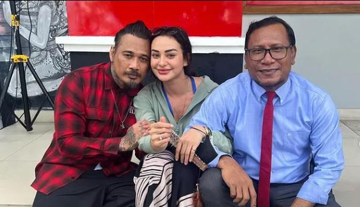 Jerinx SID telah dinyatakan bebas bersyarat. Nora Alexandra, begitu bahagia menyambut sang suami yang keluar dari penjara. (Foto: Instagram/@gendovara)