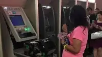 Wanita yang satu ini kesal karena kartunya tersangkut. Lalu ia membongkar mesin ATM dengan tangan kosong. Apa yang terjadi selanjutnya?