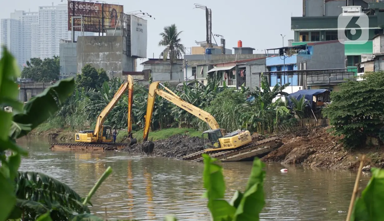 Petugas Dinas Sumber Daya Air dengan alat berat mengeruk sampah bercampur lumpur di aliran Banjir Kanal Barat, Jakarta, Rabu (14/10/2020). Pemprov DKI terus melakukan pengerukan serta pembersihan untuk mencegah pendangkalan juga mengantisipasi banjir di musim hujan. (Liputan6.com/Immanuel Antonius)