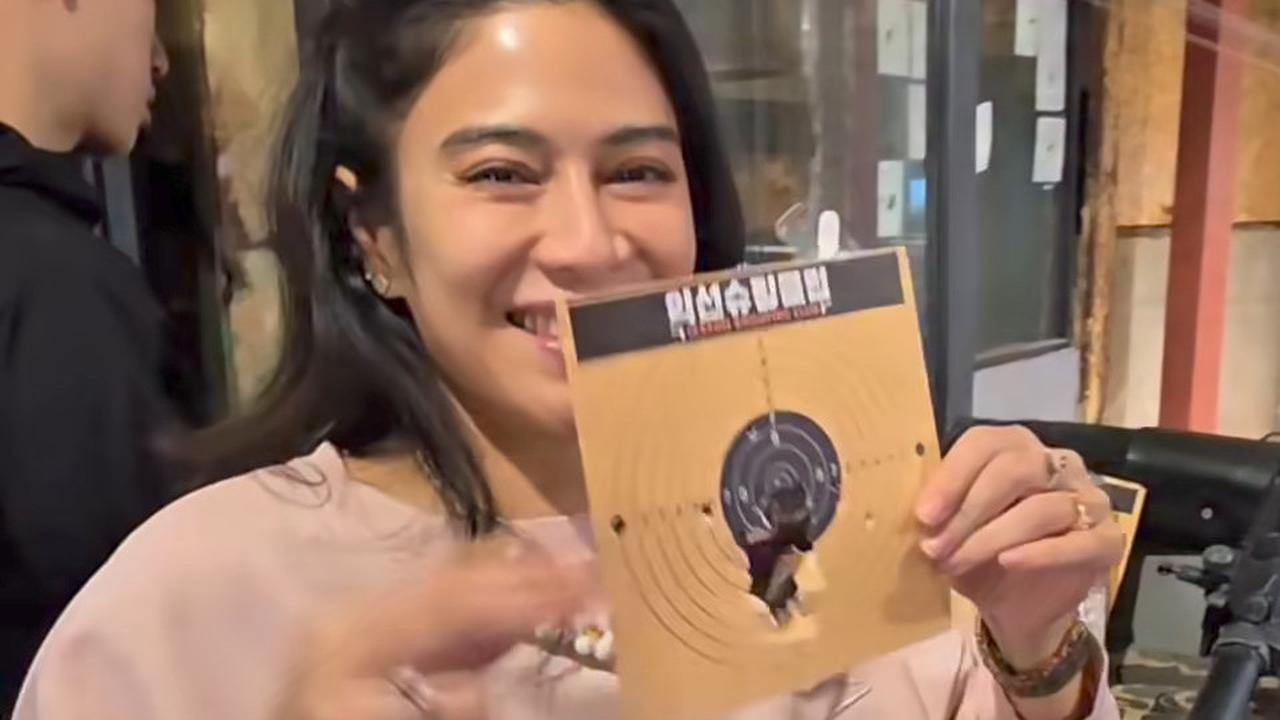 Potret Family Date ala Dian Sastro di Korea Selatan, Latihan Menembak Hingga Ngopi Bareng Suami dan Anak