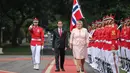 Presiden Joko Widodo bersama Perdana Menteri (PM) Norwegia, Erna Solberg melakukan inspeksi pasukan di Istana Negara, Jakarta, Selasa (14/4/215). Kunjungan PM Norwegia Erna Solberg dalam rangka mempererat hubungan bilateral. (Liputan6.com/Faizal Fanani)