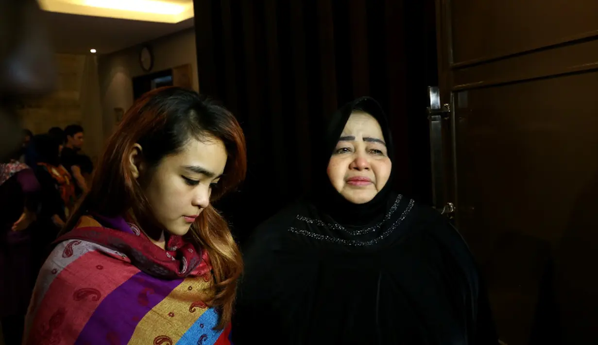 Ibu Hj Zubaidah yang pernah merawat Olga Syahputra datang melayat bersama anaknya, Anisa. (foto: galih w. satria) 