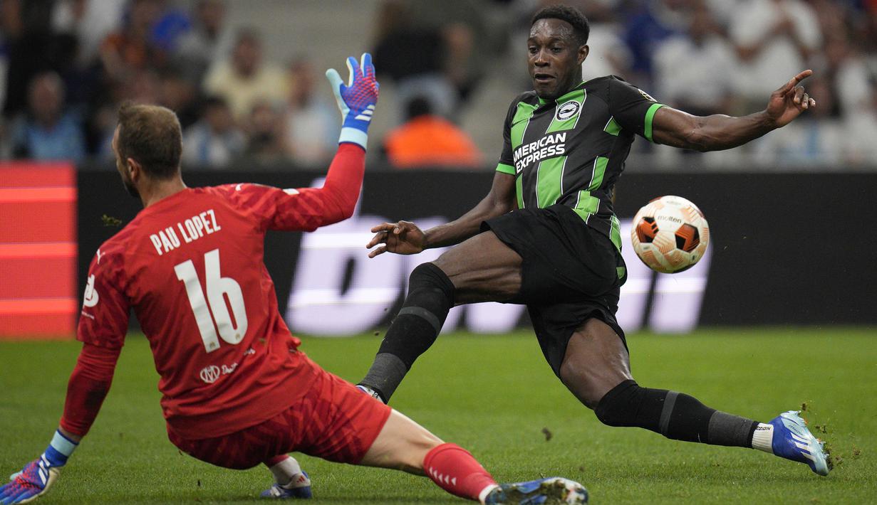 Pemain Brighton, Danny Welbeck (kanan) berusaha mencetak gol ke gawang Marseille yang dijaga oleh Pau Lopez pada laga Grup B Liga Europa 2023/2024 di Stade Velodrome, Marseille, Prancis, Jumat (05/10/2023) dini hari WIB. (AP Photo/Daniel Cole)
