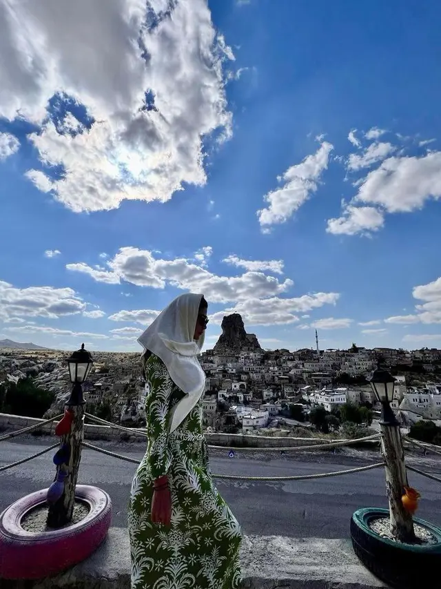 8 Potret Menawan Tamara Bleszynski Pakai Kerudung saat Liburan di Turkiye