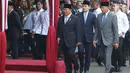 Presiden Prabowo Subianto (kiri depan) bersama Menteri Pertahanan (Menhan) Sjafrie Sjamsoeddin sesaat sebelum melaksanakan upacara acara serah terima jabatan di Gedung Kementerian Pertahanan, Jakarta, Selasa (22/10/2024). (Liputan6.com/Herman Zakharia)