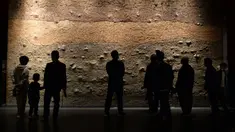 Sejumlah orang mengunjungi Museum Changsha di Changsha, Provinsi Hunan, China tengah, pada 5 Oktober 2020. Banyak warga dan wisatawan memilih mengunjungi museum selama liburan Hari Nasional dan Festival Pertengahan Musim Gugur untuk belajar tentang sejarah. (Xinhua/Chen Zhenhai)