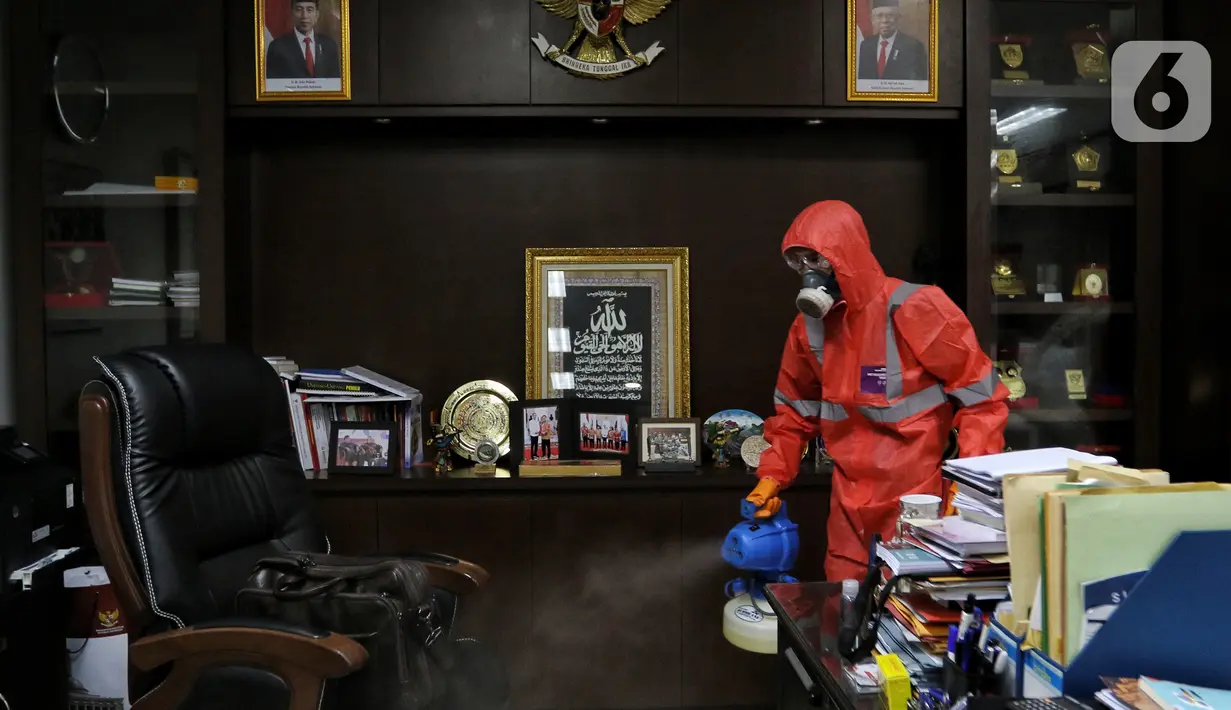 Petugas melakukan proses sterilisasi ruangan di kantor Badan Pengawas Pemilihan Umum (Bawaslu), Jakarta,  Kamis (19/3/2020). Proses sterilisasi menggunakan cairan disinfektan tersebut sebagai salah satu langkah untuk mengantisipasi penyebaran virus Corona COVID-19. (Liputan6.com/Johan Tallo)