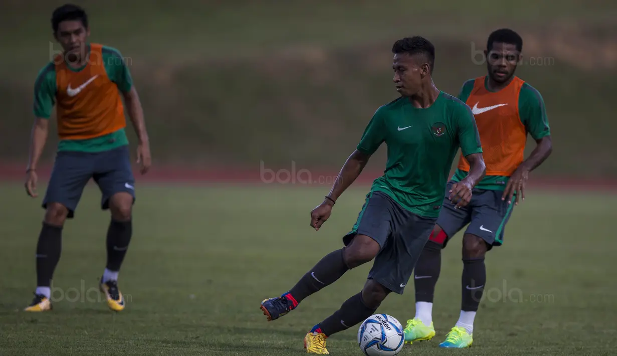 Bek Timnas Indonesia U-22, Osvaldo Haay, menggiring bola saat latihan di Stadion UKM, Selangor, Senin (14/8/2017). Ini merupakan latihan terakhir jelang laga SEA Games melawan Thailand. (Bola.com/Vitalis Yogi Trisna)