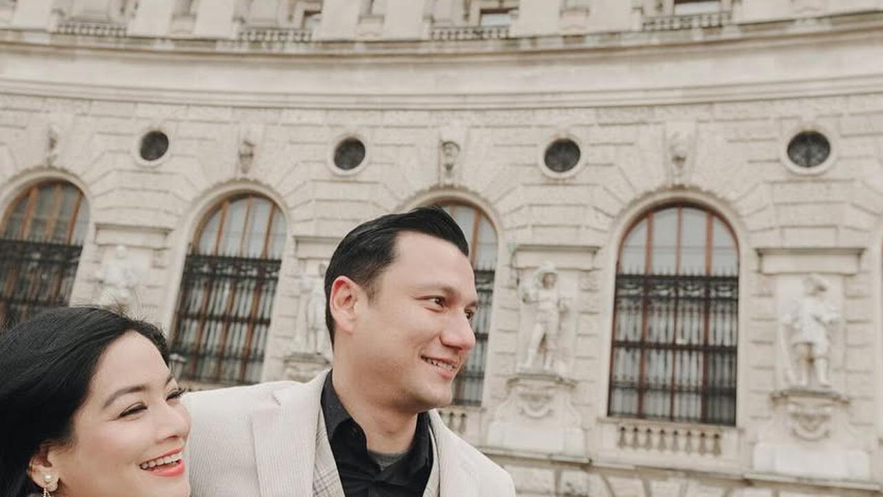 Pacaran Sejak 1999, 8 Potret Liburan Titi Kamal dan Christian Sugiono di Austria - Seperti di Negeri Dongeng