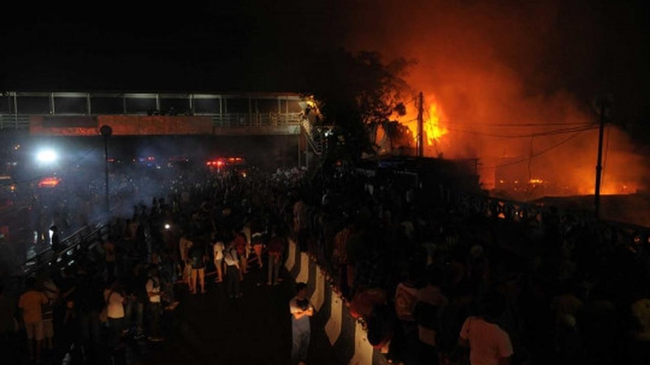 Pasar Gembrong terbakar, ribuan warga padati Jalan Basuki Rahmat