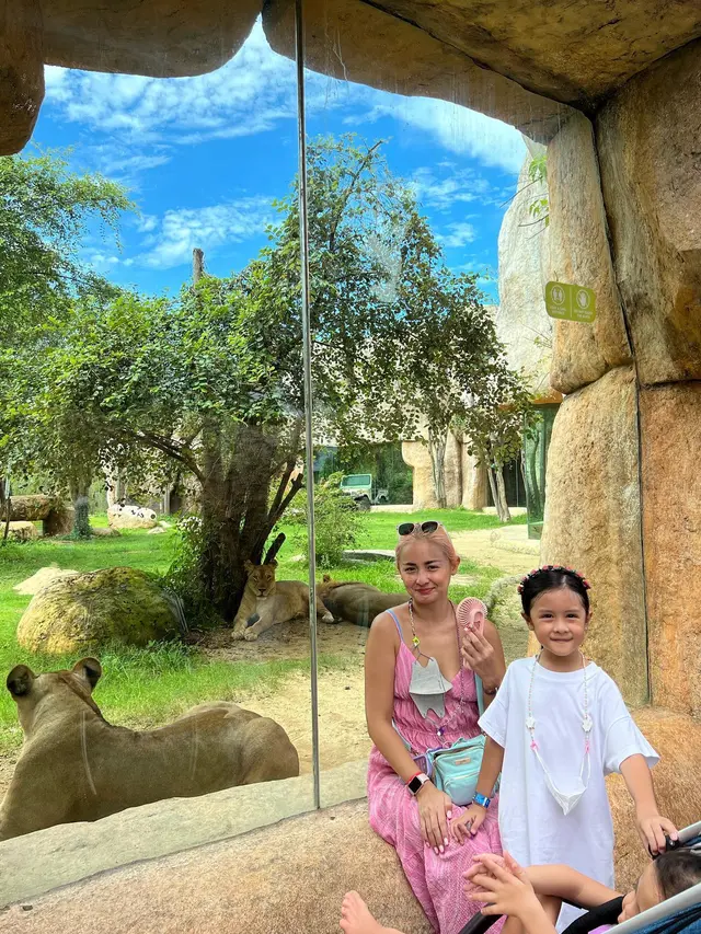Jadi Single Mom, Ini 6 Potret Joana Alexandra dan Anak Liburan Ke Kebun Binatang