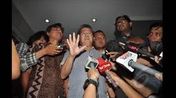 Koalisi Masyarakat Sipil Antikorupsi, Todung Mulya Lubis (tengah) Kordinator Kontras, Haris Azhar (kanan) memberikan keterangan kepada awak media saat mendatangi Bareskrim Mabes Polri di Jakarta, Jumat (23/1/2015). (Liputan6.com/Miftahul Hayat)