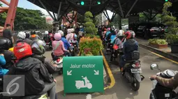 Ribuan pengendara sepeda motor mengantri di pintu Utama untuk memasuki Taman Impian Jaya Ancol, Jakarta Utara, Jumat (6/5). Jumlah pengunjung yang membeludak, membuat kendaraan stuck dan kawasan ancol menjadi macet. (Liputan6.com/Gempur M Surya)