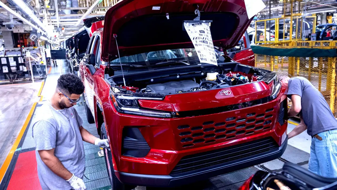 Toyota Pangkas Produksi RAV4 (Carscoops)