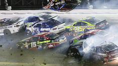 Pebalap Austin Dillon mengalami tabrakan hebat saat berlomba di Coke Zero 400 yang masuk dalam NASCAR Sprint Cup Series yang berlangsung di Daytona International Speedway, AS. Senin (6/7/2015) WIB. (AP Photo)