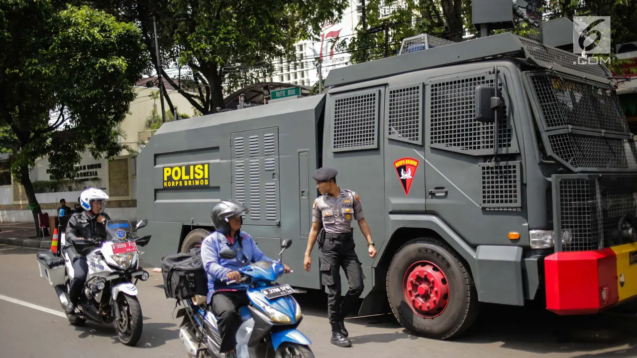 Polisi dan Tentara Bersenjata Lengkap Jaga Kantor KPU