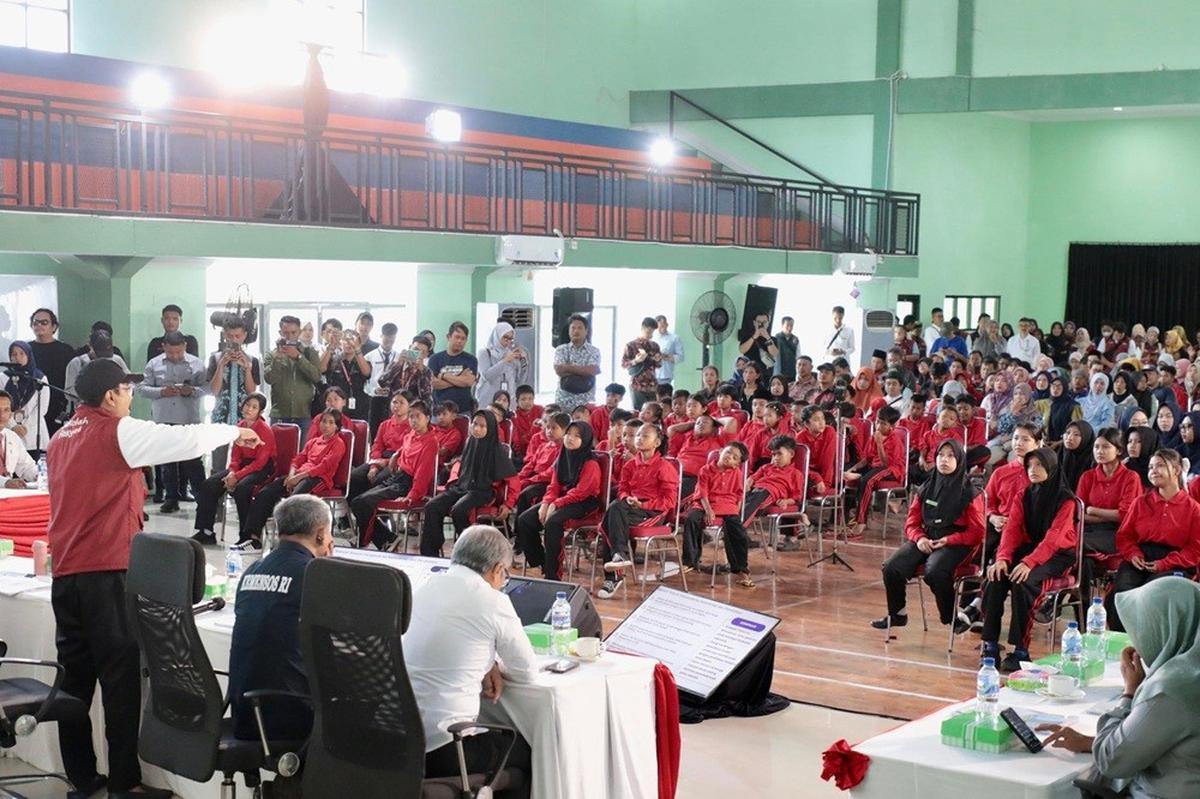 Mensos Gus Ipul saat dialog dengan Nur Wahidah, seorang tunanetra dan ibu dari Mohammad Rehan Meizi (12), siswa Sekolah Rakyat