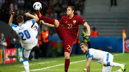 Pertarungan sengit antara Rusia kontra Slovakia di Stade Pierre-Mauroy, Prancis (15/6). Slovakia berhasil menang tipis 2-1 dalam laga lanjutan Piala Eropa 2016 Grup B kontra Rusia. (Reuters/ Christian Hartmann)