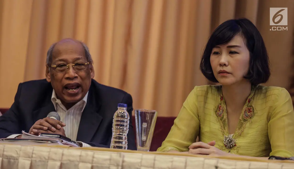 Veronica Tan dan tim pengacara Basuki Tjahaja Purnama (Ahok), menggelar konferensi pers di Jakarta, Selasa (23/5). Jumpa pers itu untuk menjelaskan alasan Ahok mencabut permohonan  banding atas vonis dua tahun penjara. (Liputan6.com/Faizal Fanani)