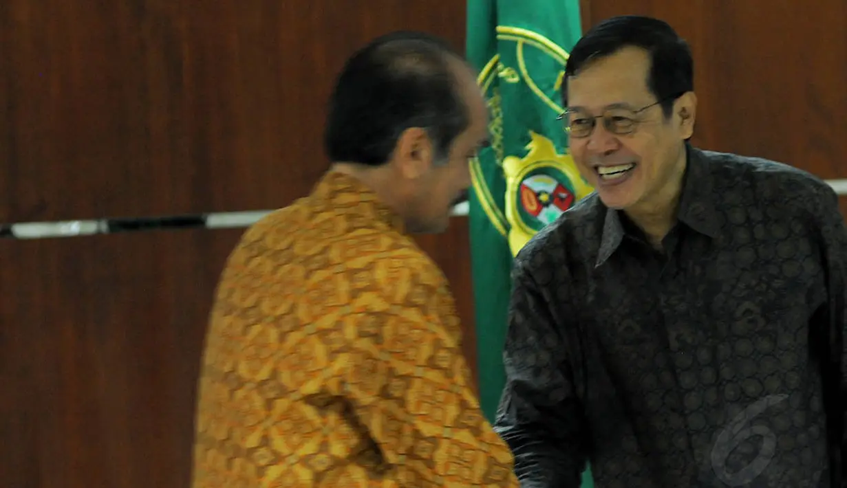 Sudjadnan tampak berjabat tangan dengan salah seorang di Pengadilan Tipikor, Jakarta, Rabu (14/5/2014) (Liputan6.com/Faisal R Syam)