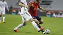 Bek Jerman, Niklas Sule berusaha merebut bola gelandang Spanyol, Fabian Ruiz pada pertandingan UEFA Nations League 2020 di Estadio La Cartuja de Sevilla,  Spanyol, Selasa (17/11/2020). Spanyol menang telak atas Jerman 6-0. (AP Photo/Miguel Morenatti)