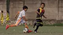 Pemain B24HABS berusaha melewati pemain Java Soccer Academy pada laga Indonesia Junior League 2019 di Lapangan Sawangan, Minggu (20/10). Dari liga kelas junior ini diharapkan bisa melahirkan pesepakbola muda berbakat dan berkualitas. (Bola.com/M Iqbal Ichsan)