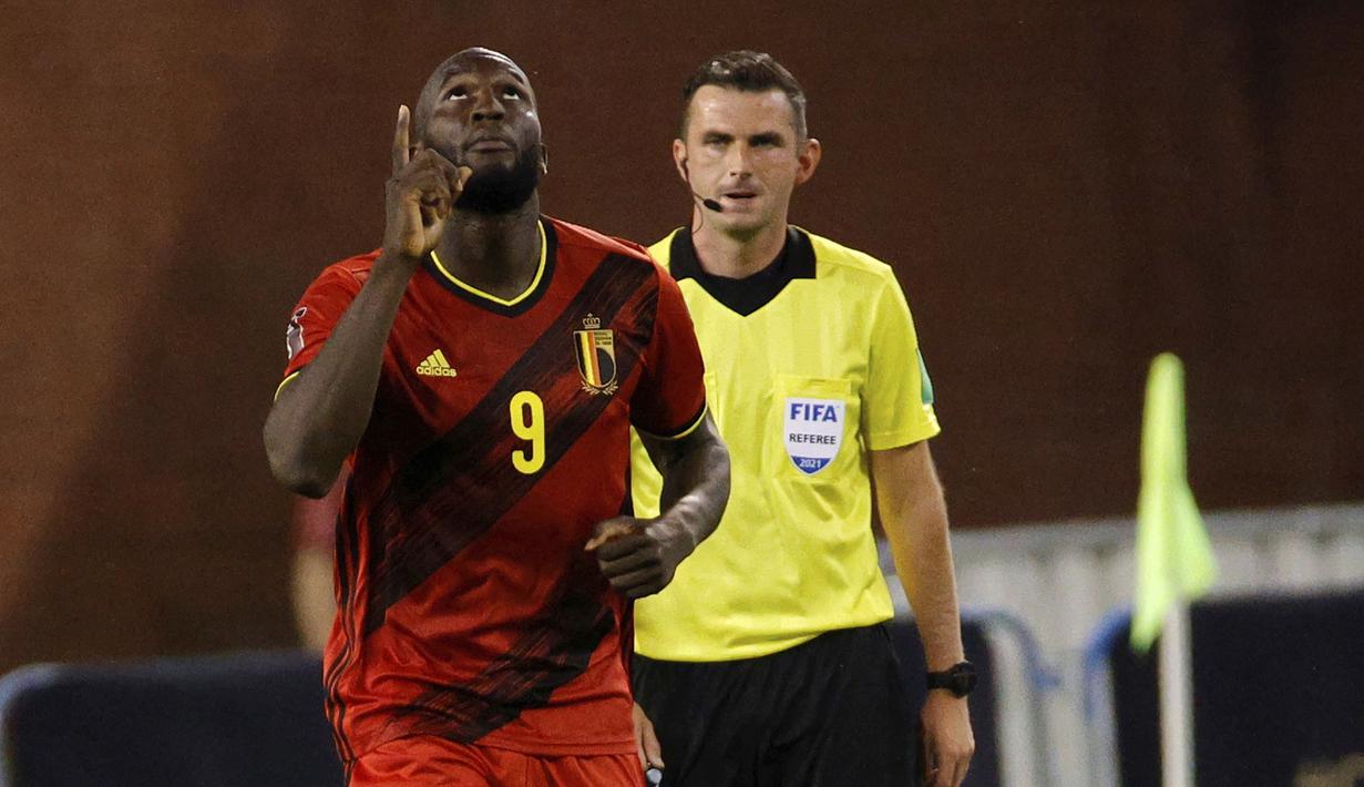 Laga baru berjalan delapan menit saat Belgia mencetak gol pertama melaui Romelu Lukaku. Ia sukses mengkonversi umpan yang dilepaskan oleh Hans Vanaken untuk membawa Belgia unggul 1-0. (Foto: AP/Olivier Matthys)