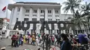 <p>Pengunjung menikmati suasana kawasan Kota Tua, Jakarta, Rabu (4/5/2022). Kawasan Kota Tua menjadi salah satu destinasi favorit warga baik dari dalam maupun luar Jakarta untuk mengisi waktu libur Lebaran bersama keluarga. (merdeka.com/Iqbal S Nugroho)</p>