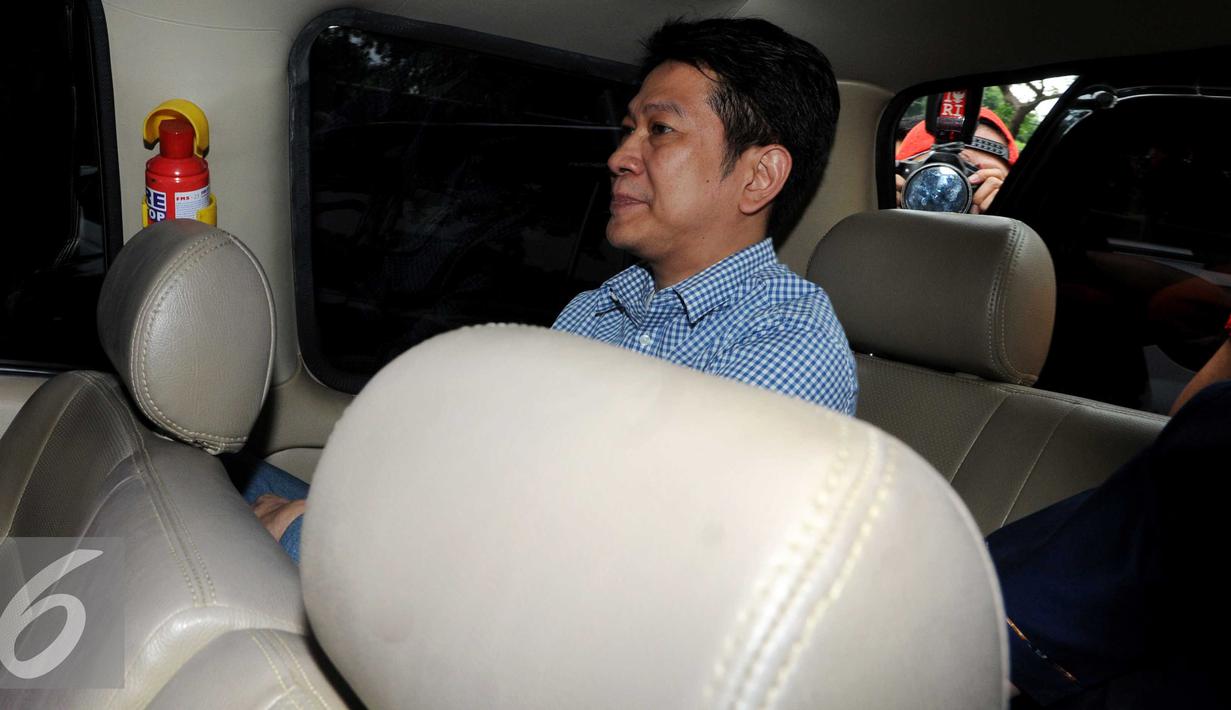 Karyawan PT Agung Podomoro Land, Trinanda Prihantoro berada di mobil untuk dipindahkan ke Lapas Sukamiskin, Jakarta, (8/9). Trinanda dihukum dua tahun enam bulan penjara, denda 150 juta rupiah subsider tiga bulan kurungan. (Liputan6.com/Helmi Afandi)