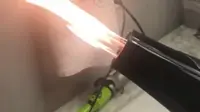 Mesin pengering rambut ini tidak keluarkan uap panas, tapi justru api yang disemburkannya. (Facebook Erika Augthun Shoolbred)
