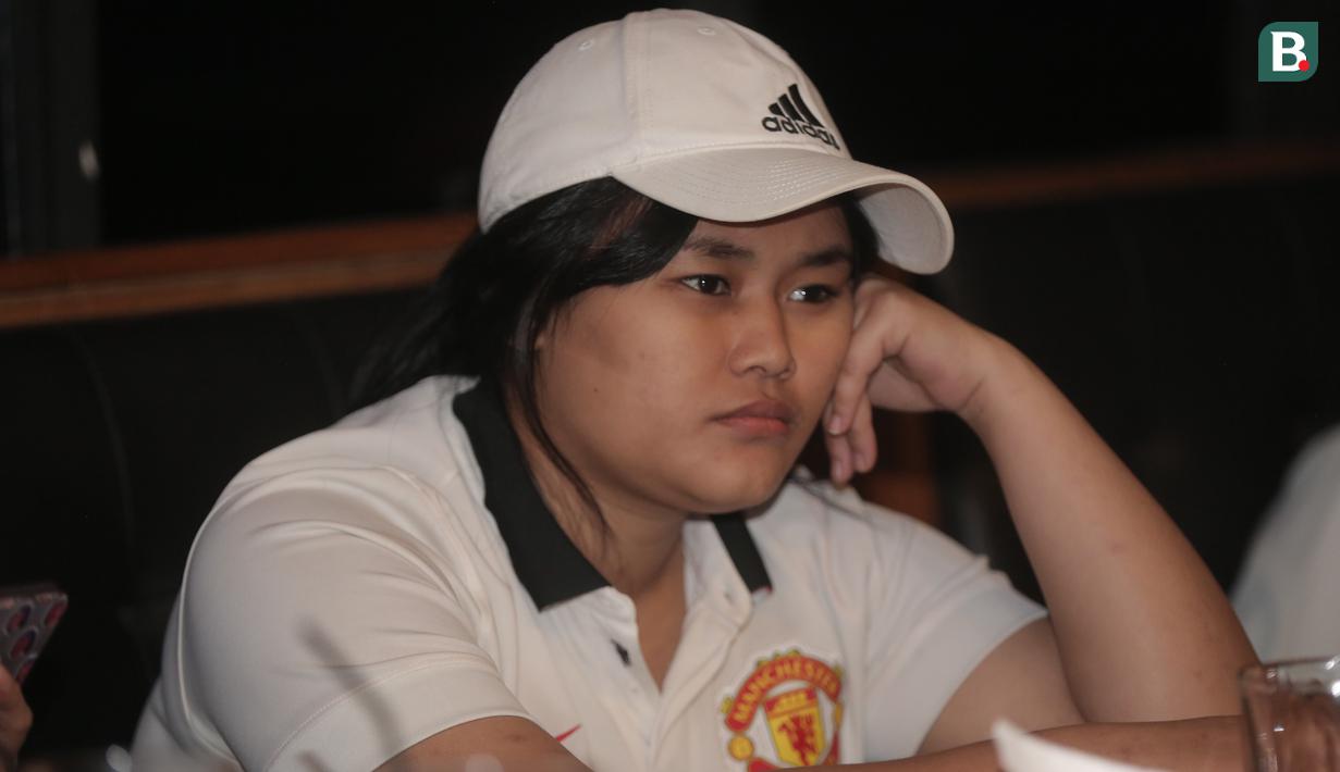 <p>Ekspresi kecewa fans perempuan MU saat Roaring Night Liga Inggris antara Manchester City melawan Manchester United di Fomo Bar, Melawai, Jakarta, Minggu (03/03/2024) malam WIB. (Bola.com/Pradipta Rama Baskara)</p>