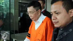 Hengky Wijaya berjalan menuju mobil tahanan usai menjalani pemeriksaan terkait kasus dugaan suap kerjasama rehabilitasi kelola dan transfer untuk instalasi pengelolaan PDAM Kota tahun 2006-2012, Jakarta, Selasa (4/8/2015). (Liputan6.com/Helmi Afandi)