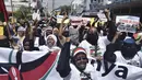 Orang-orang memegang spanduk dan bendera saat mereka berkumpul untuk berdemonstrasi dalam unjuk rasa pro-Palestina di Mombasa, Kenya, Sabtu 21 Oktober 2023. (AP Photo/Gideon Maundu)