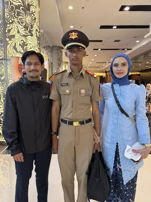 6 Potret Kebaya Brokat Ade Maya di Wisuda Dhofin, Anggun Dampingi Sang Putra