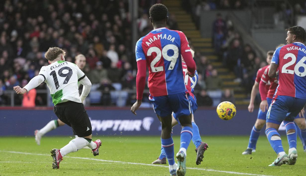 Pemain Liverpool, Harvey Elliott, mencetak gol ke gawang Crystal Palace pada laga pekan ke-16 Premier League di Selhurst Park, Sabtu (9/12/2023). (AP Photo/Kin Cheung)