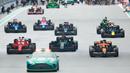 Para pembalap memacu mobil lego saat melakukan parade sebelum balapan Formula 1 GP Miami 2025 yang berlangsung di Sirkuit Autodromo, Miami, Florida, Minggu (04/05/2025) waktu setempat. (AFP/Hector Vivas)