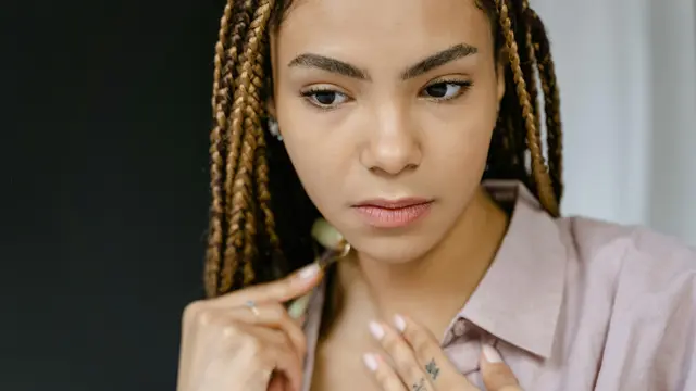 2. Simpan Face Roller di Kulkas untuk Efek Dingin