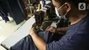 Penjahit menjahit bahan di Nyoel Jeans co, Jakarta, Jumat (22/10/2021). Kapas adalah salah satu bahan baku utama pembuatan kain dalam industri tekstil di Indonesia. (Liputan6.com/Faizal Fanani)