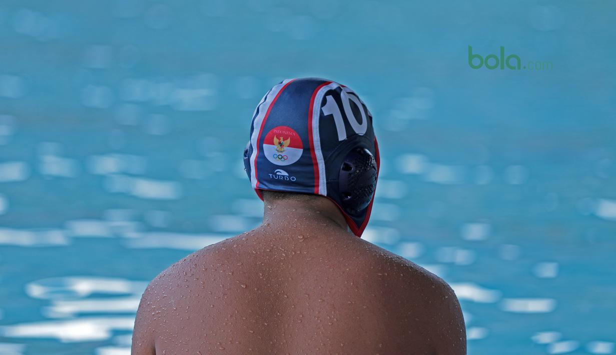 Seorang atlet Polo Air Putra Indonesia menanti giliran saat berlatih di Aquatic Center, Senayan, (07/03/2018). Latihan ini meupakan persiapan Asian Games 2018. (Bola.com/Nick Hanoatubun)