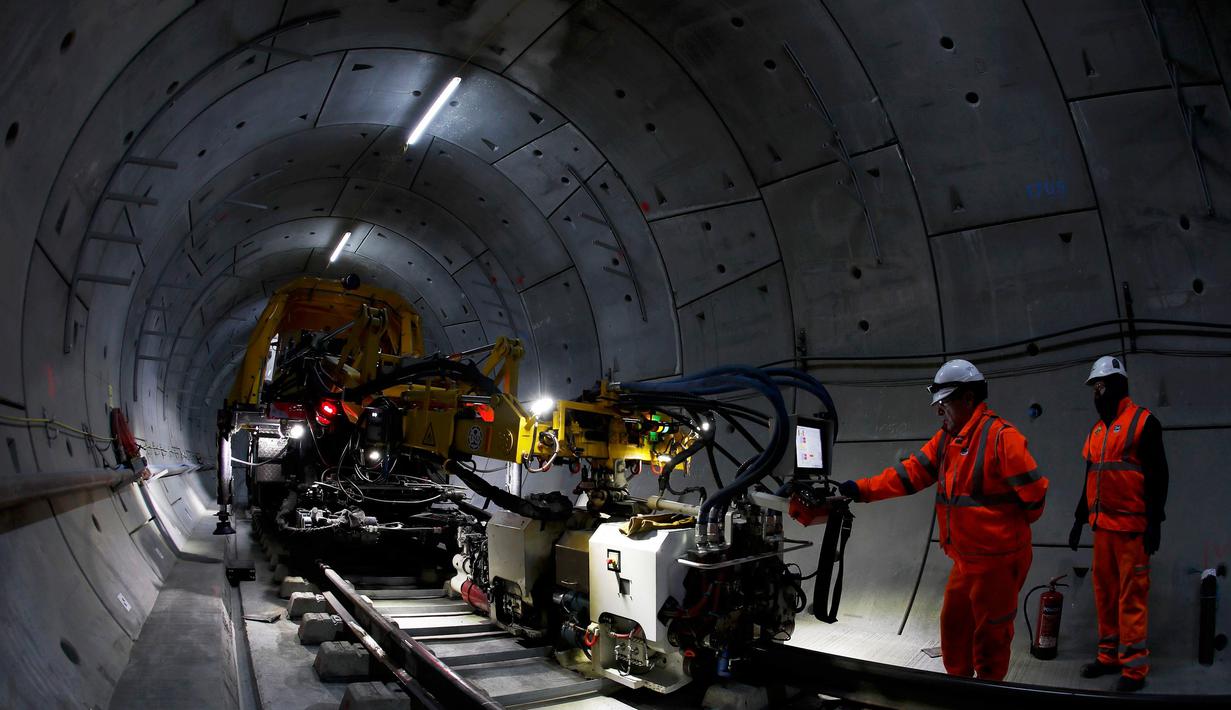 Para pekerja mengoperasikan kendaraan alat berat khusus untuk membuat jalur kereta di Stepney, London timur, Inggris, (16/11). Jalur kereta ini memiliki panjang 118 kilometer. (REUTERS/Stefan Wermuth)