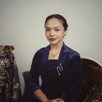 Ia juga pernah terlihat bergaya klasik dalam nuansa kebaya biru beludru yang elegan.  [Foto: Instagram/ Amel Carla]