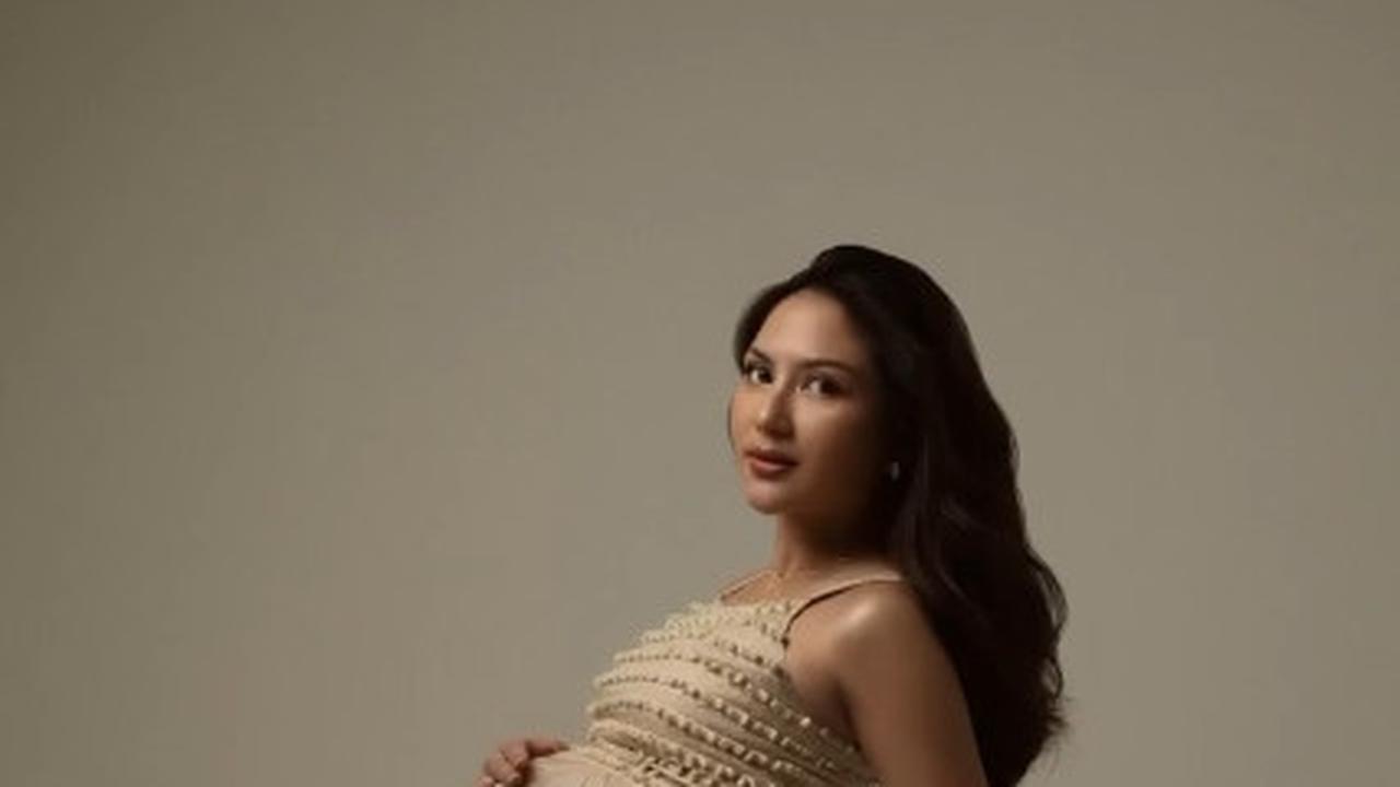 Setelah berdua dengan suaminya, Jessica Mila tampil memukau dalam foto solo dengan menunjukkan perut buncitnya. Kecantikannya seolah menyerupai seorang bidadari yang anggun.