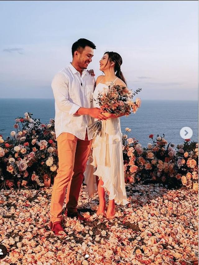 Yakup Hasibuan tiba-tiba bernyanyi lagu "Teman Hidup" dan bersimpuh di hadapan Jessica Mila untuk memberikan sebuah kotak berisi cincin dan melamar sang aktris. (Instagram @vidialdiano)