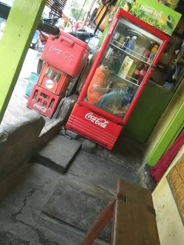 6 Kelakuan Bocah Ngadem di Kulkas saat Puasa Ini Bikin Senyum