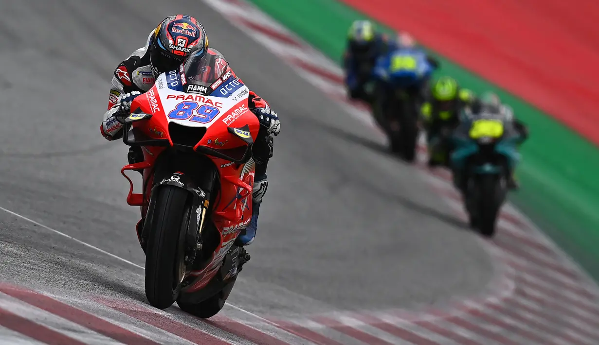 Usai lintasan dibersihkan akibat insiden tabrakan, balapan kembali dimulai. Jorge Martin (Pramac Ducati) sebagai pemegang pole position langsung memimpin balapan. (Foto: AFP/Joe Klamar)